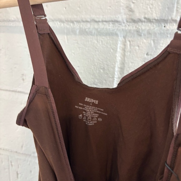 NWT skims everyday sculpt mid thigh bodysuit in cocoa - Picture 6 of 7